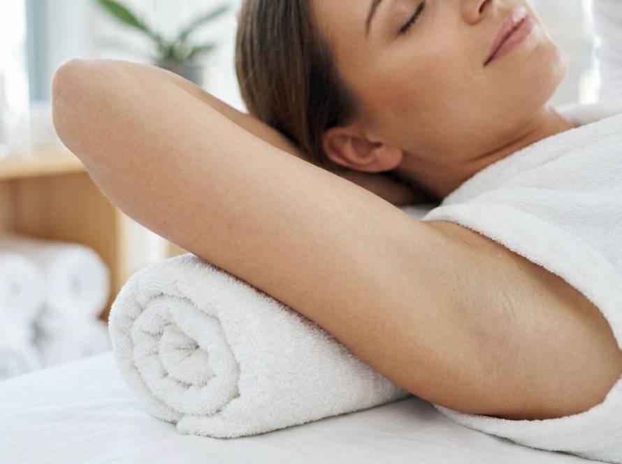 Professionelle Epilation der Achseln für langanhaltend glatte Haut bei Epitime Cologne.